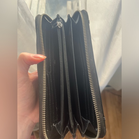 Guess Wallet - Picture 3 of 3